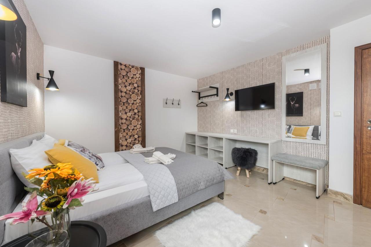 Bialy Jelen Z Basenem I Jacuzzi Bed & Breakfast Ostrowsko Exterior photo