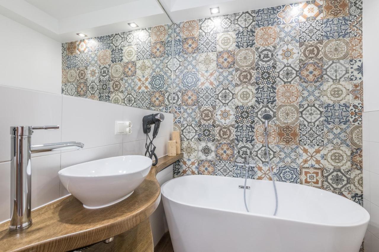 Bialy Jelen Z Basenem I Jacuzzi Bed & Breakfast Ostrowsko Exterior photo